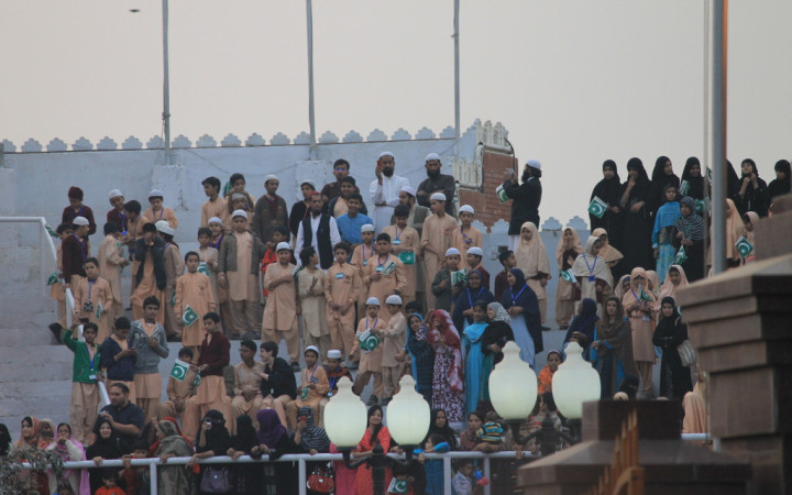 public-pakistanais-ceremonie-frontiere