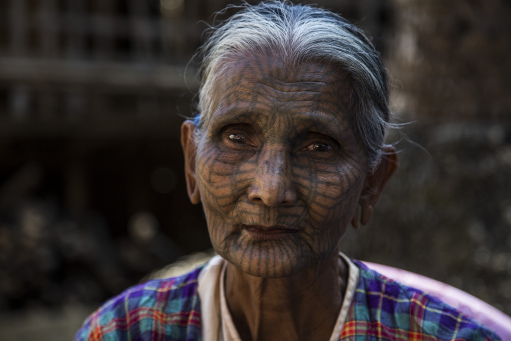 birmanie-village-chin-tatouage-araignée